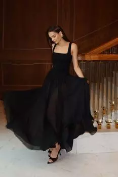 Платье-макси с застежкой по центру на пуговицы и пышной юбкой