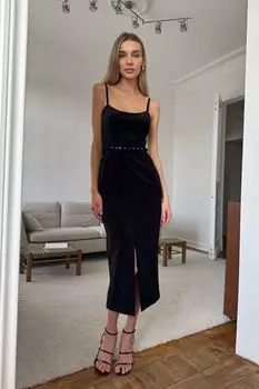 Платье-миди из бархата с ремешками на спинке и ремнем