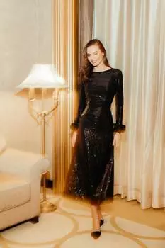 Платье-миди из пайеток с длинным рукавом