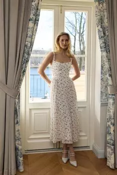 Платье-миди из шифона на бретелях и с рельефами на корсете