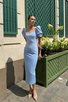 Платье-миди с фигурным вырезом и разрезом на юбке