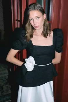 Платье-миди с коротким рукавом и отлетной баской