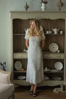 Платье-миди с квадратным вырезом и юбкой годе