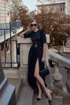 Платье-миди с плиссированной юбкой и коротким рукавом