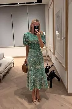 Платье-миди с пышным рукавом из бархата с пайетками