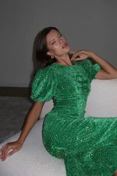 Платье-миди с пышным рукавом из бархата с пайетками