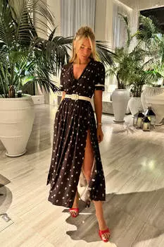 Платье миди с разрезами на юбке, запахом на полочке и складками