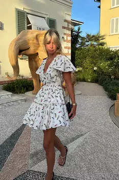 Платье - мини с баской и рукавами- воланами с принтом