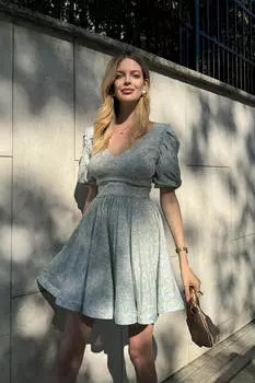 Платье-мини с пышной юбкой и складками на рукавах