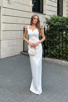 Платье в длине макси с фигурным вырезом