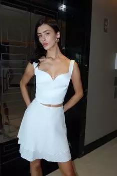 Топ на широких бретелях с фигурным вырезом