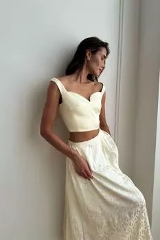 Топ на широких бретелях с фигурным вырезом