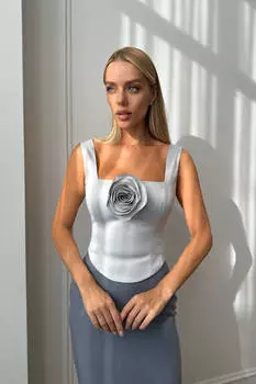 Топ с квадратным вырезом и съемной розой