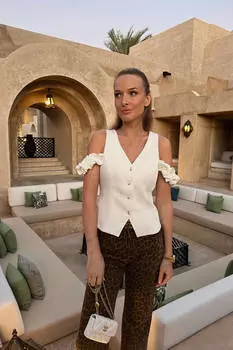 Топ-жилет с декоративной деталью на плече