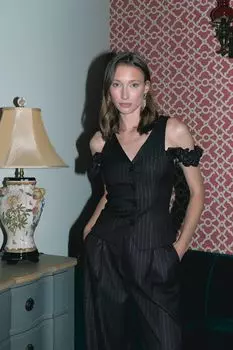 Топ-жилет с декоративной деталью на плече