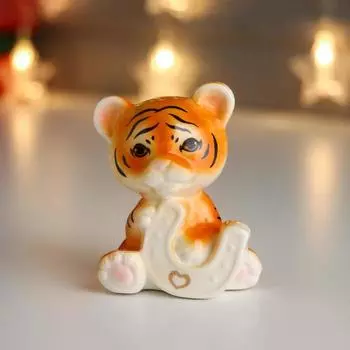 Сувенир Рыжий тигрёнок с подковой-сердечком (6х5х8 см)