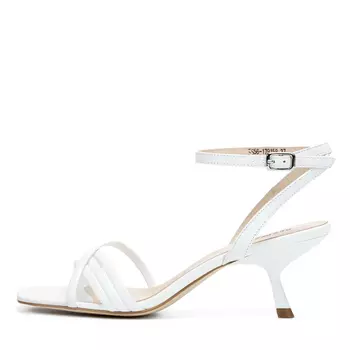 Белые босоножки из гладкой кожи