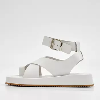 Белые сандалии из кожи на подкладке из натуральной кожи на утолщенной подошве