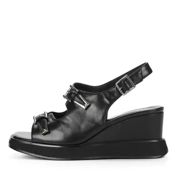 Черные босоножки из кожи на танкетке