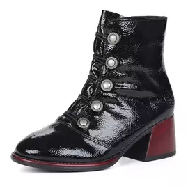 Черные ботинки с декором