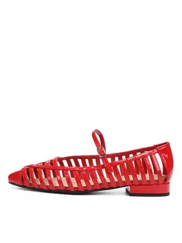 Красные туфли из лаковой кожи