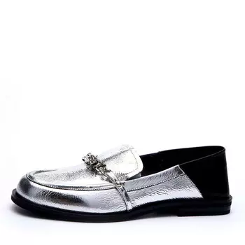 Лоферы из лаковой кожи серебристого цвета