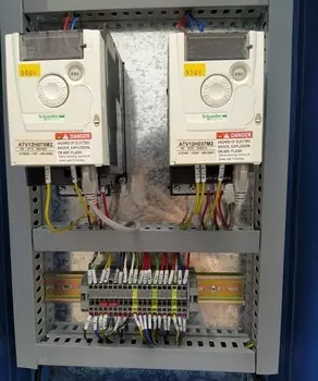 Паллетоупаковщик с механическим натяжением Hualian Machinery HL-1500ЕP с прижимом