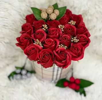 Букет из мыльных роз в клетч. коробе (23х23 см) бордо