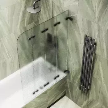 Шторка на ванну складная MaybahGlass 140х98 профиль черный, стекло сатин