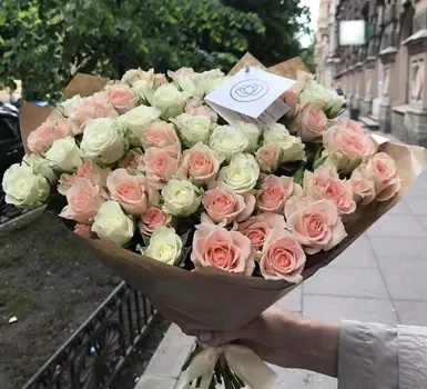 25 кустовых бело-кремовых роз 40 см