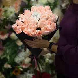 25 нежно-розовых роз Engagement 70 см