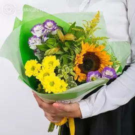 Букет из подсолнуха, лизиантуса и кустовой хризантемы