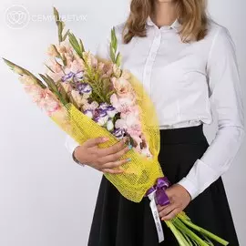 Гладиолусы, лизиантус и солидаго