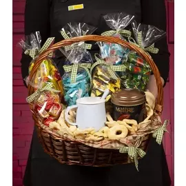 Подарочная корзина "Любимые конфеты"