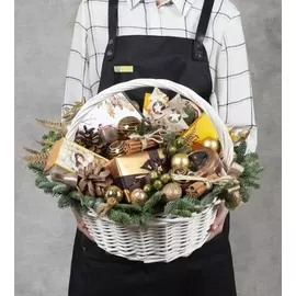 Подарочная корзина "Сладкая хвоя"