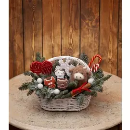 Подарочная корзина "Сладкие угощения"