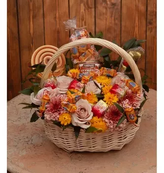 Подарочная корзина "Сладости к чаю"