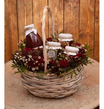 Подарочная корзина "Ягодный десерт"