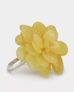 Безразмерное кольцо в виде цветка из натурального янтаря