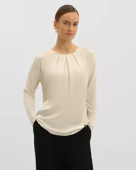 Блузка из вискозы со встречными складками у горловины