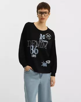 Свитшот с принтом и стразами на полочке