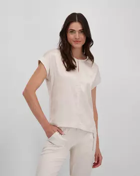 Блузка с короткими рукавами и деликатным вырезом