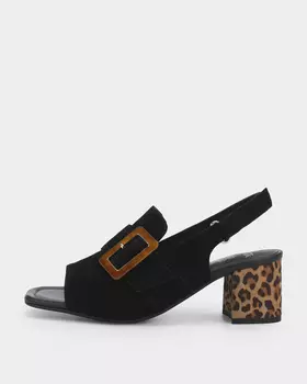 Босоножки из натуральной замши с эффектной пряжкой