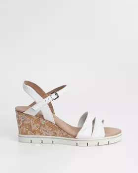 Босоножки из натуральной кожи с мягкой стелькой, застежкой-пряжкой, на устойчивой танкетке