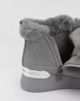 Ботинки из бархатистой замши с опушкой из натурального меха