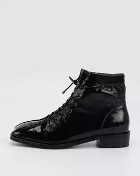 Ботинки из натуральной лаковой кожи с квадратной носочной частью, с эластичной шнуровкой и эластичным кантом для комфортной посадки