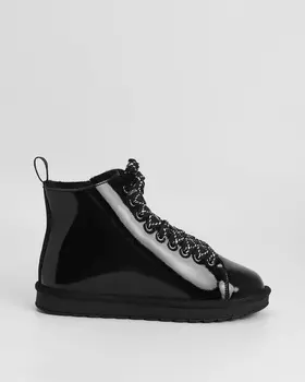 Утепленные ботинки из комбинации материалов с функциональными шнурком, молнией и петлей для надевания