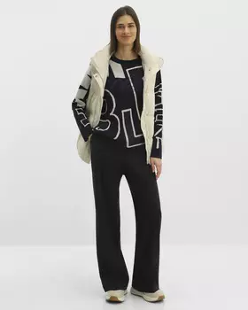 Брюки со швами-стрелками из стретчевого материала на основе вискозы