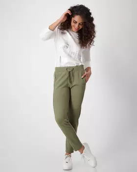 Брюки зауженного кроя из эластичного материала на основе экологически чистой вискозы EcoVera