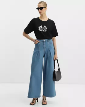 Джинсы широкого кроя со встречными складками